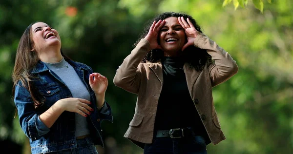 Дві Красиві Різноманітні Подружки Ходять Сміються Разом Розмовляючи Вулиці Дві — стокове фото