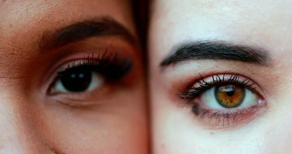 Dos Mujeres Diferentes Diverso Primer Plano Ojos Que Abren — Foto de Stock
