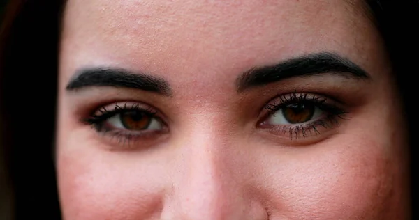 Dışarıda Meditasyon Yapan Genç Bir Kadın Gözlerini Açan Biri — Stok fotoğraf
