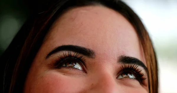 Jovem Mulher Close Rosto Abrindo Olhos Para Céu Sorrindo — Fotografia de Stock