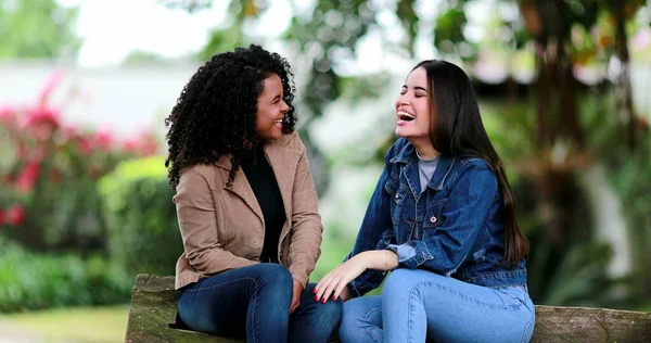 Duas Raparigas Diversas Falarem Fora Juntas Riem Vida Real Amigos — Fotografia de Stock