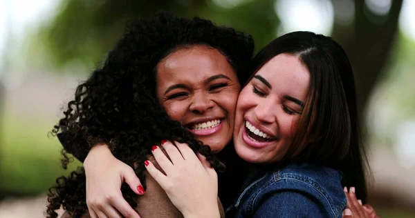 Dvě Různorodé Ženy Objímají Objímají Přátelé Objímající Venku Parku — Stock fotografie