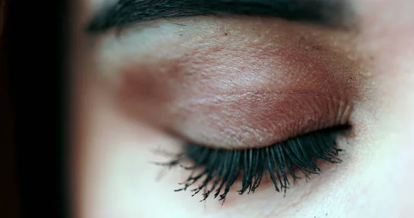 Kobieta Zielony Oczy Makro Zbliżenie Patrząc Aparat — Zdjęcie stockowe
