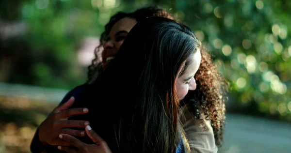 Deux Femmes Enthousiastes Embrassent Extérieur Parc Heureux Amis Réunion — Photo