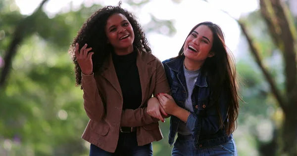Mutlu Kız Arkadaş Sohbet Ederken Birlikte Gülüyorlar — Stok fotoğraf