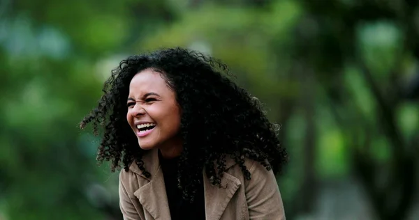 Młoda Piękna Czarna Afrykanka Śmieje Się Uśmiecha Zewnątrz Parku Prawdziwe — Zdjęcie stockowe
