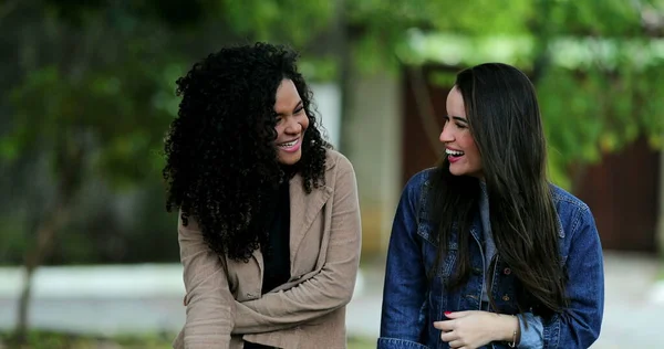 Dos Mujeres Divertidas Riendo Juntas Chica Espontánea Riendo —  Fotos de Stock