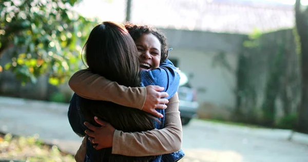 Duas Amigas Abraçam Abraçam Fora Reunião Felicidade Vida Real — Fotografia de Stock