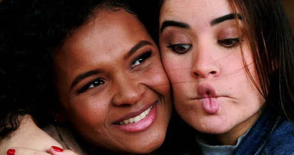 Dos Mujeres Fondo Haciendo Muecas Con Cámara Concepto Diversidad Amistad —  Fotos de Stock