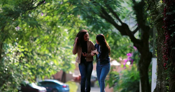 Дві Молоді Жінки Сміються Разом Під Час Ходьби Вулиці — стокове фото