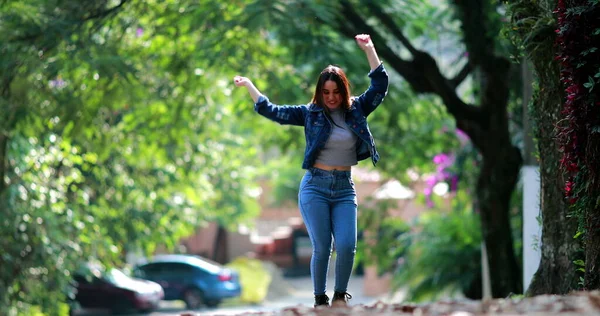ストリートで外で踊る人生を楽しむ成功を祝う若い女性 — ストック写真