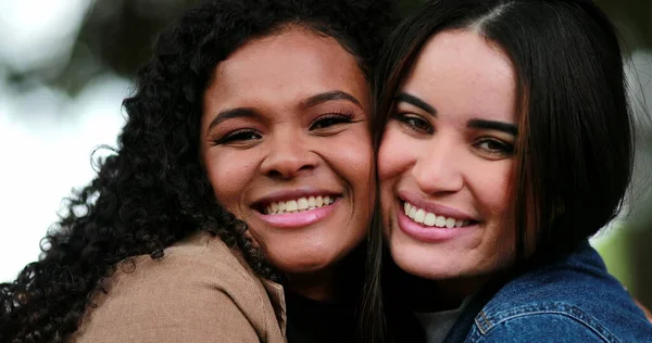 Yanak Yanağa Iki Arkadaş Mutlu Kadınlar Birlikte Çeşitlilik Kavramı — Stok fotoğraf