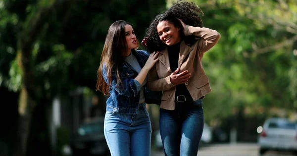 Sokakta Konuşurken Birlikte Yürüyüp Gülen Iki Güzel Kız Arkadaş Iki — Stok fotoğraf