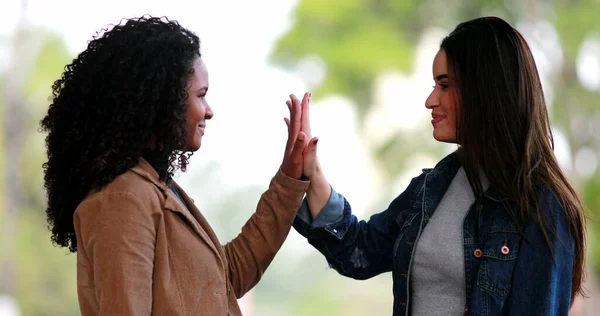 Farklı Genç Kadın Birlik Içinde Ele Tutuşuyor Siyah Beyaz Kızlar — Stok fotoğraf