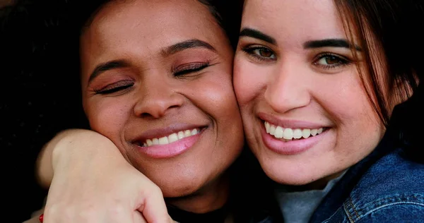 Zwei Unterschiedliche Freundinnen Glückliche Millennials Diversity Konzept — Stockfoto