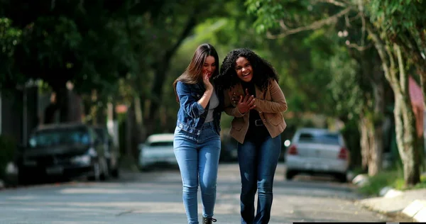 Két Gyönyörű Változatos Barátnő Sétál Nevet Együtt Miközben Utcán Beszélgetnek — Stock Fotó