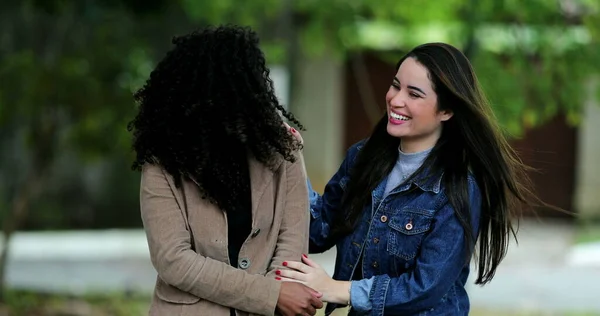 Dos Amigos Diversos Riendo Sonriendo Juntos Afuera Dos Novias Gente —  Fotos de Stock