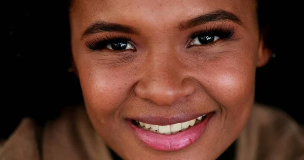 若い黒の女性の肖像画を閉じる顔笑顔 幸せなアフリカの女の子 — ストック写真