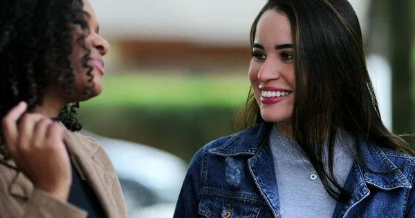 Dos Mujeres Jóvenes Conversación Afuera Riendo Sonriendo Mujer Franca Sorpresa —  Fotos de Stock