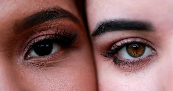 Дві Красиві Різноманітні Жінки Очі Макро Крупним Планом Різноманітність — стокове фото