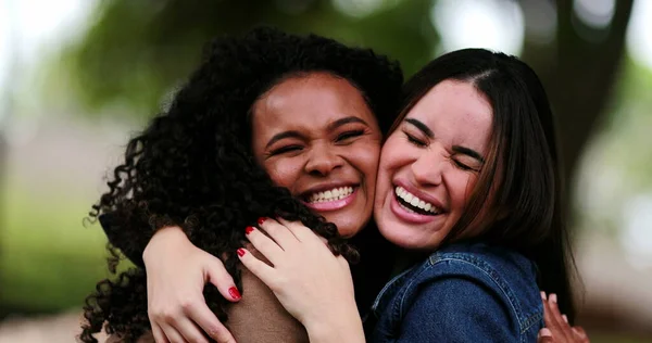 Due Donne Diverse Abbracciano Abbracciano Amici Che Abbracciano Fuori Parco — Foto Stock
