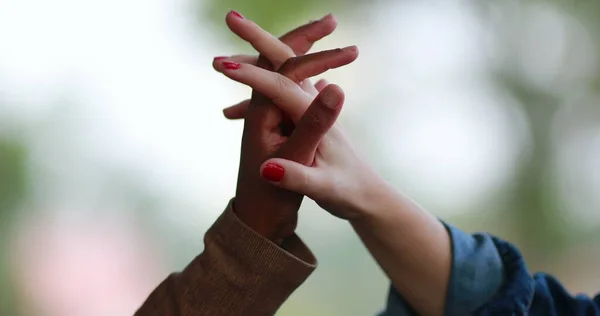 Duas Mãos Diversas Unindo Força Unidade Duas Pessoas Unindo Mão — Fotografia de Stock