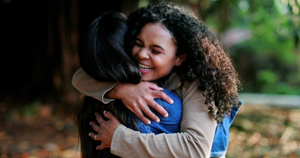 Dos Mujeres Entusiastas Abrazan Fuera Parque Feliz Reunión Amigos —  Fotos de Stock