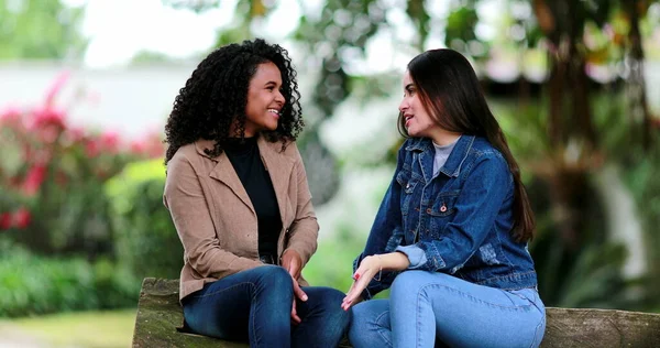 Dwie Różne Dziewczyny Rozmawiające Zewnątrz Prawdziwe Życie Się Śmieją Kobiety — Zdjęcie stockowe