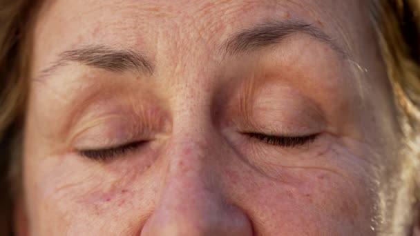 Zmarszczona Seniorka Zamykająca Oczy Medytacji Kontemplacji Makro Zbliżenie Starszej Kobiety — Wideo stockowe
