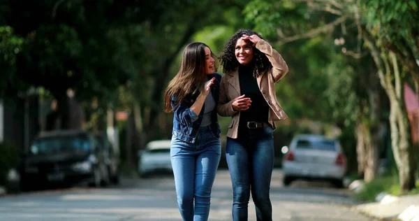 Две Красивые Разнообразные Девушки Идущие Смеющиеся Вместе Разговаривая Улице Две — стоковое фото