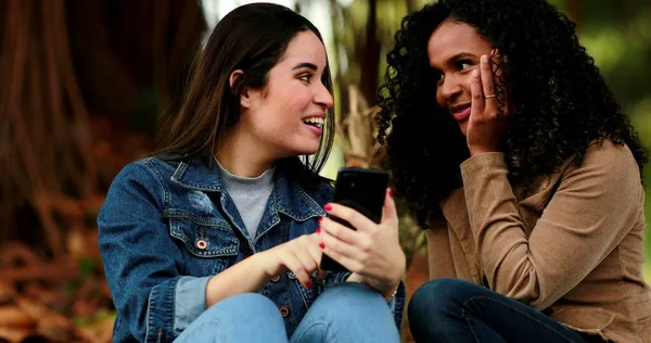 Две Девушки Празднуют Успех Глядя Экран Мобильного Телефона Снаружи — стоковое фото