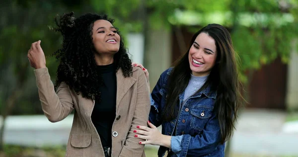 Dışarıda Gülen Gülümseyen Iki Farklı Arkadaş Kız Arkadaş Mutlu Insanlar — Stok fotoğraf