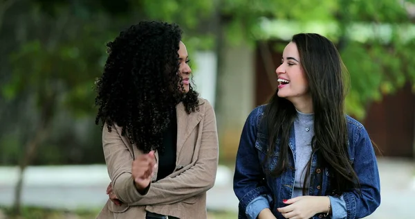 Twee Leuke Vrouwen Samen Lachen Spontaan Meisje Lachen — Stockfoto