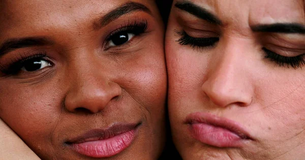 2つのファンドの女性のカメラ 多様性の概念をつかむ 友情の絆2 — ストック写真