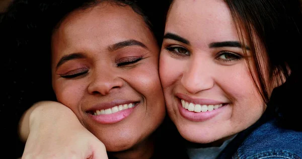 Zwei Unterschiedliche Freundinnen Glückliche Millennials Diversity Konzept — Stockfoto