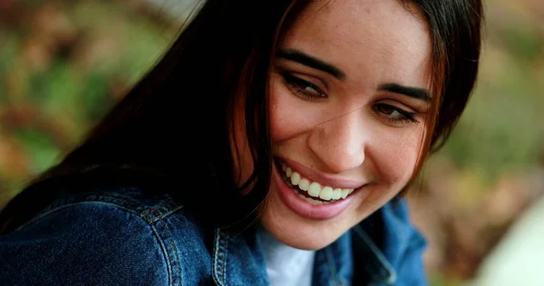 Mujer Joven Estado Ánimo Feliz Vida Real Risa Sonrisa Risa — Foto de Stock