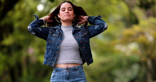 Mujer Joven Ajustando Pelo Afuera Millennial Chica Ajusta Cabello —  Fotos de Stock