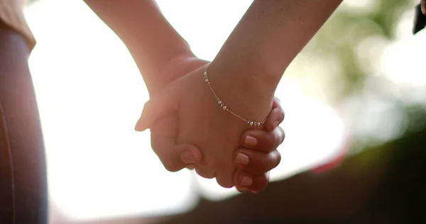 Δύο Φίλοι Που Κρατιούνται Χέρι Χέρι Ενωμένοι Στο Φως Του — Φωτογραφία Αρχείου