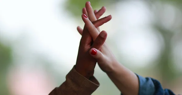 Zwei Unterschiedliche Hände Die Sich Einer Einheit Zusammenschließen Zwei Menschen — Stockfoto