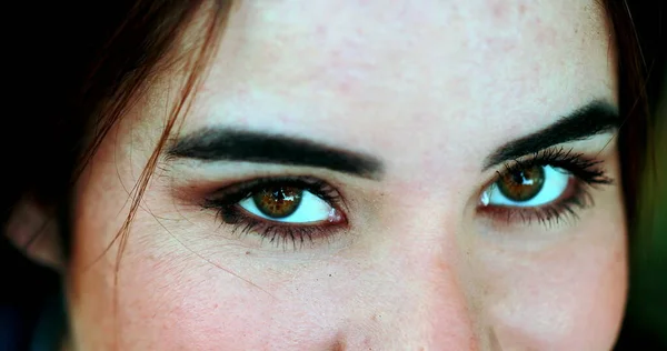 若い女性の目のカメラを見て マクロなクローズアップ顔 — ストック写真