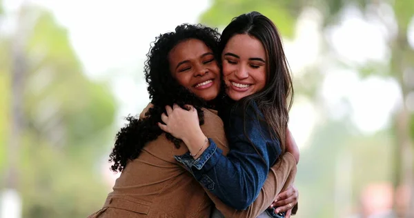 Két Női Barát Ölelgeti Egymást Sokszínűség Két Különböző Lány Ölelkezik — Stock Fotó