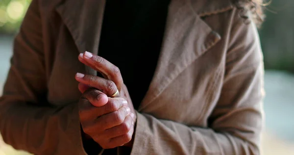 Αβέβαιο Μαύρο Γυναίκα Αισθάνεται Συγκλονισμένοι Νευρικότητα Χέρια — Φωτογραφία Αρχείου