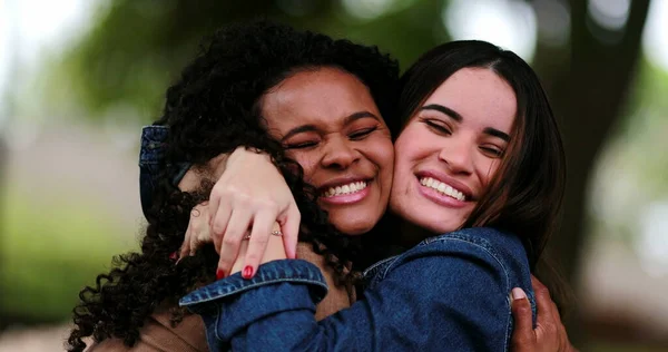 Twee Verschillende Vrouwen Omhelzen Knuffelen Vrienden Knuffelen Buiten Het Park — Stockfoto