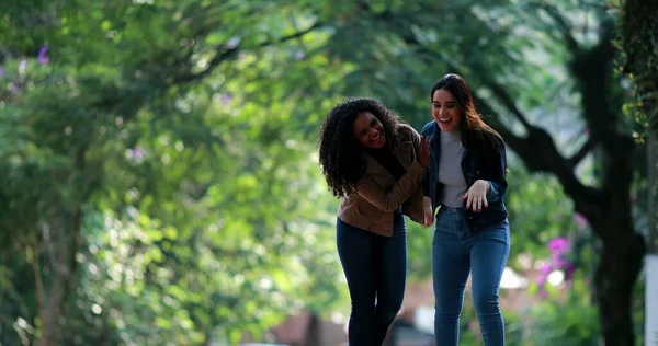 Duas Jovens Mulheres Diversas Rindo Juntas Enquanto Caminham Rua — Fotografia de Stock