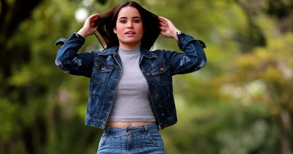 Mujer Joven Ajustando Pelo Afuera Millennial Chica Ajusta Cabello — Foto de Stock