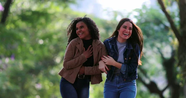 Δύο Ευτυχισμένες Κοπέλες Γελούσαν Μαζί Στη Συζήτηση — Φωτογραφία Αρχείου