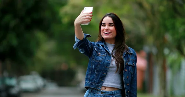 Junge Frau Hält Smartphone Und Macht Selfie Freien — Stockfoto