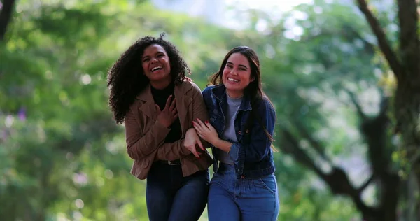 Dwie Szczęśliwe Dziewczyny Śmieją Się Razem Rozmowie — Zdjęcie stockowe