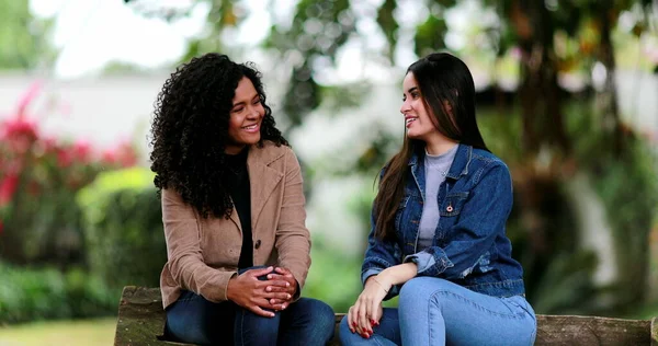 Zwei Junge Frauen Unterhalten Sich Draußen Park — Stockfoto