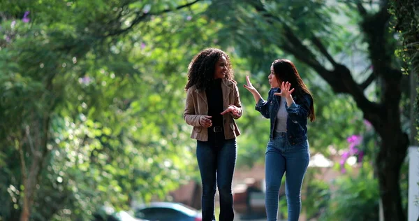 Due Giovani Donne Diverse Ridono Insieme Mentre Camminano Fuori Strada — Foto Stock